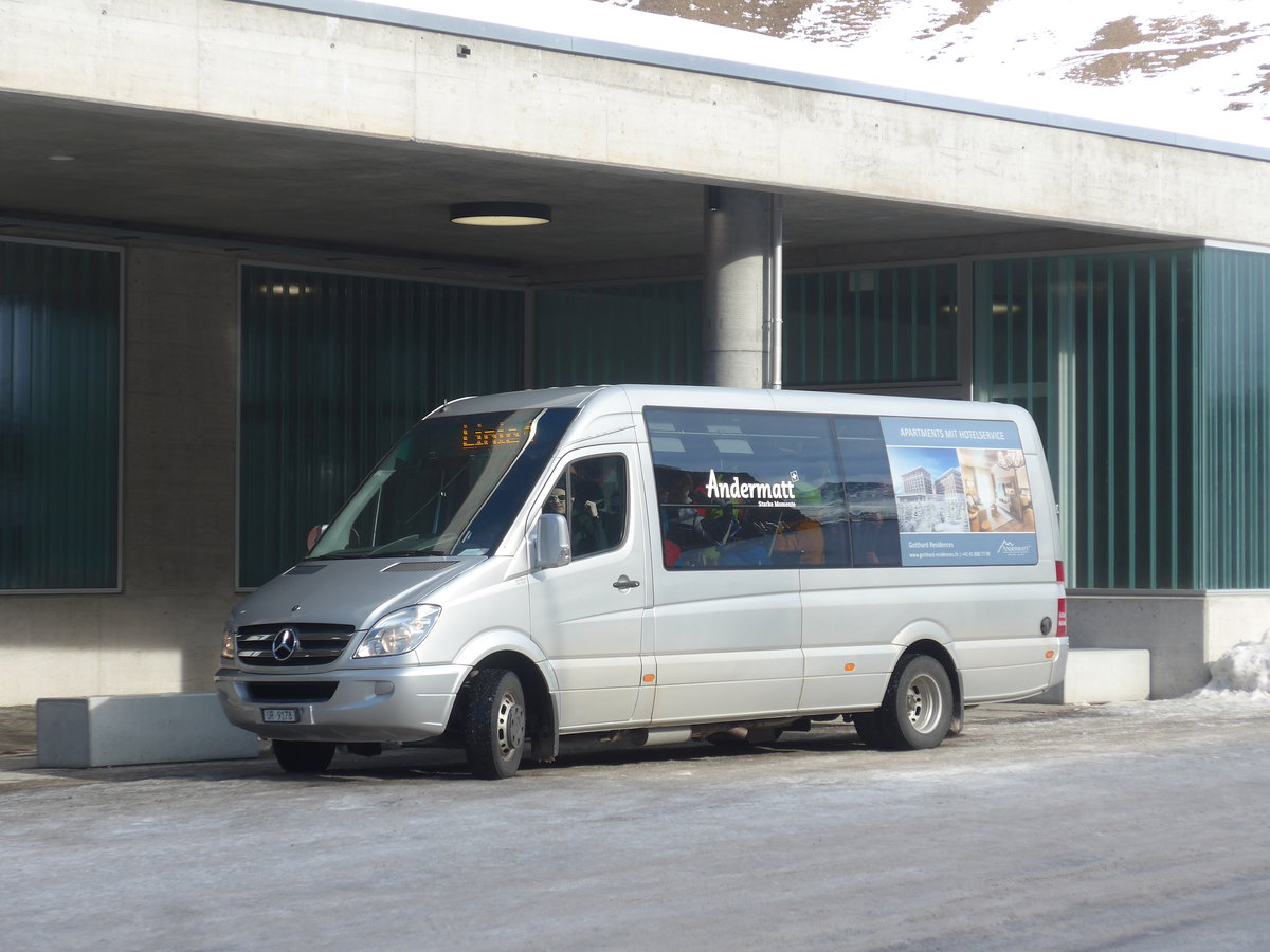 (214'141) - Andermatt-Urserntal Tourismus, Andermatt - UR 9178 - Mercedes am 9. Februar 2020 beim Bahnhof Andermatt