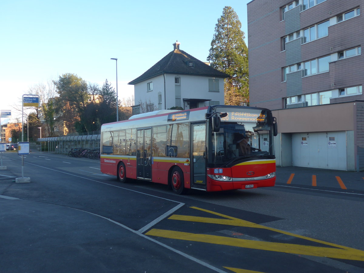 (214'223) - Landolt, Pfffikon - SZ 29'223 - Solaris am 15. Februar 2020 beim Bahnhof Pfffikon