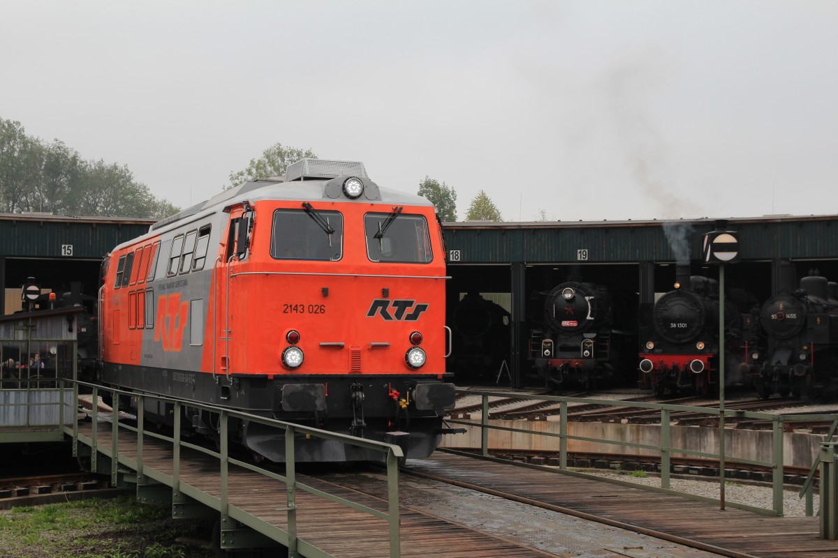 2143 026 am 4. Oktober 2014 auf der Drehscheibe im Eisenbahn-Museum Ampflwang.