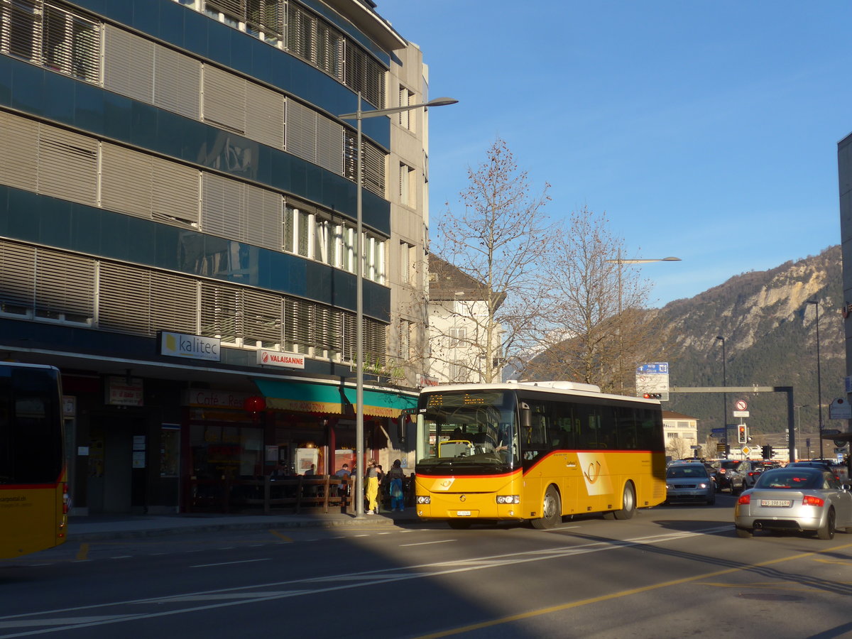 (214'824) - Evquoz, Erde - VS 57'490 - Irisbus am 22. Februar 2020 beim Bahnhof Sion