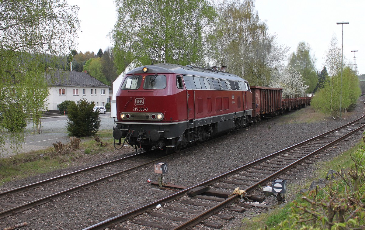 215 086-0 verlässt mit dem EK 54290 Betzdorf - Selters den ehem. Bahnhof Puderbach. (11.04.2014)