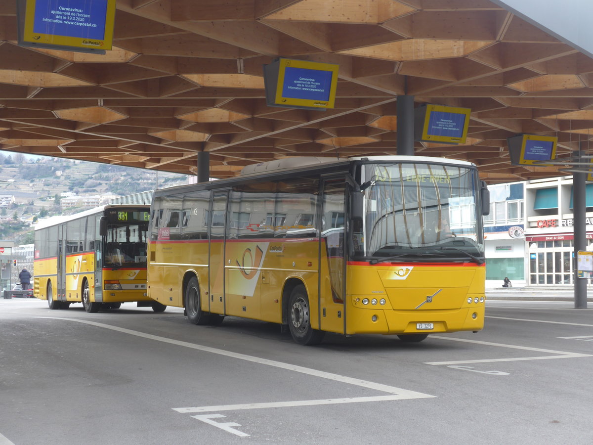 (215'330) - Evquoz, Erde - VS 3291 - Volvo am 20. Mrz 2020 beim Bahnhof Sion