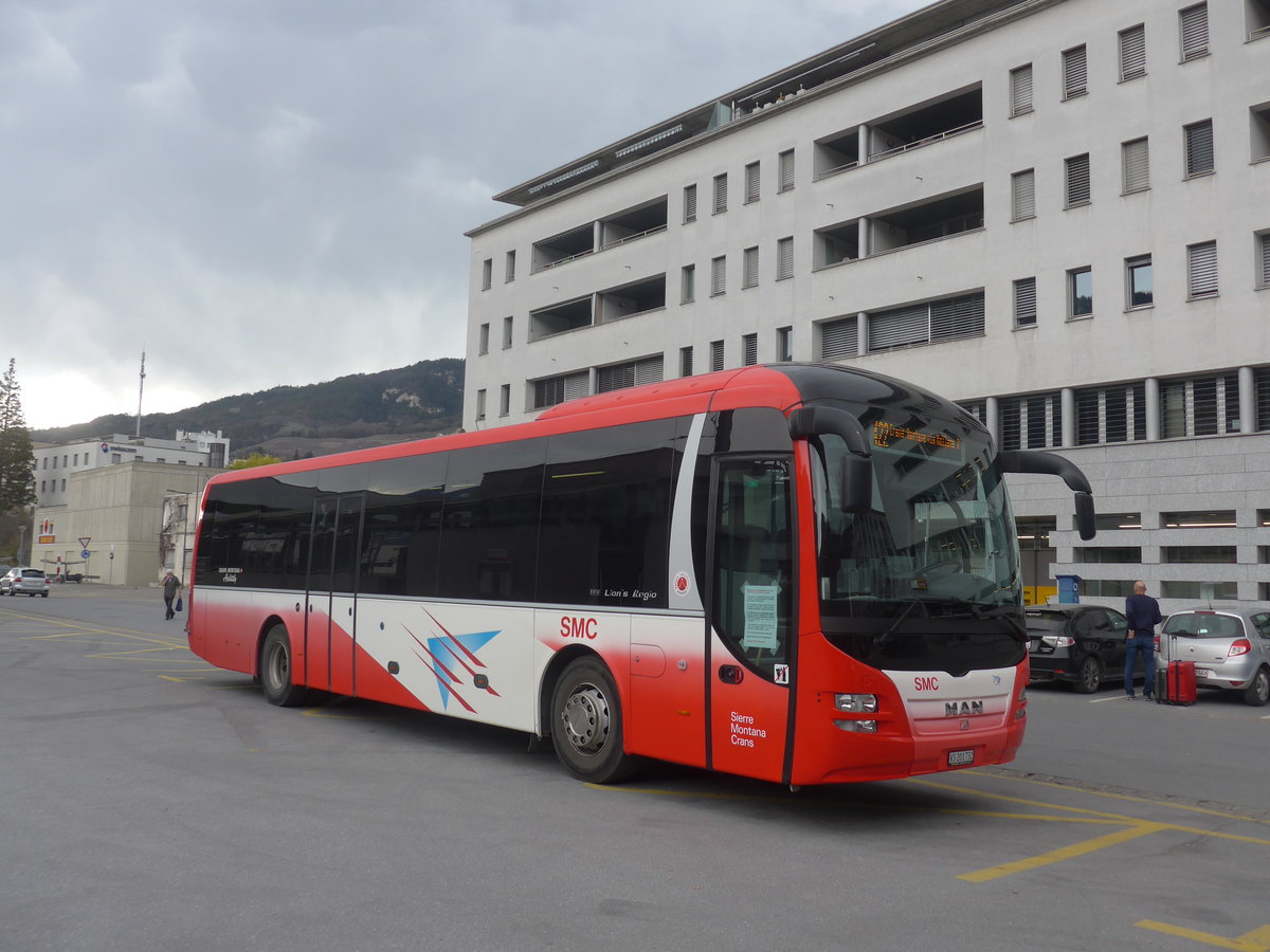 (215'341) - SMC Montana - Nr. 32/VS 201'732 - MAN am 20. Mrz 2020 beim Bahnhof Sierre