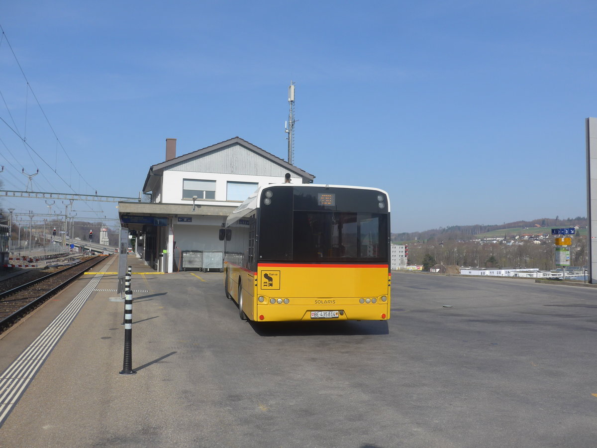 (215'571) - PostAuto Bern - Nr. 7/BE 435'814 - Solaris (ex Lengacher, Wichtrach Nr. 4) am 27. Mrz 2020 beim Bahnhof Flamatt