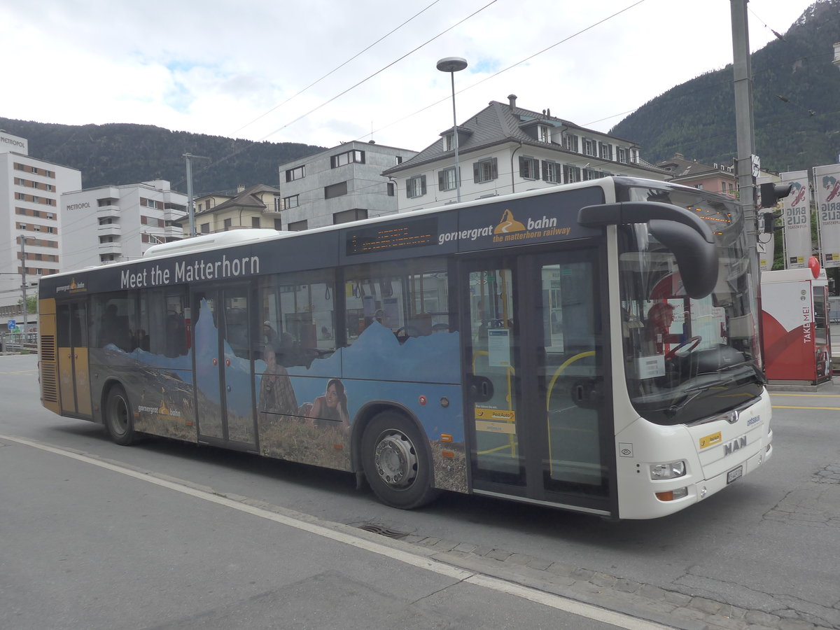 (216'583) - PostAuto Wallis - VS 449'116 - MAN am 28. April 2020 beim Bahnhof Brig