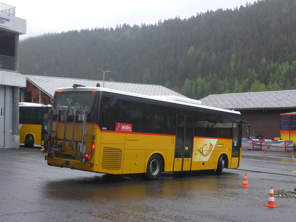 (216'624) - Seiler, Ernen - VS 464'700 - Iveco (ex PostAuto Wallis) am 2. Mai 2020 in Fiesch, Postautostation