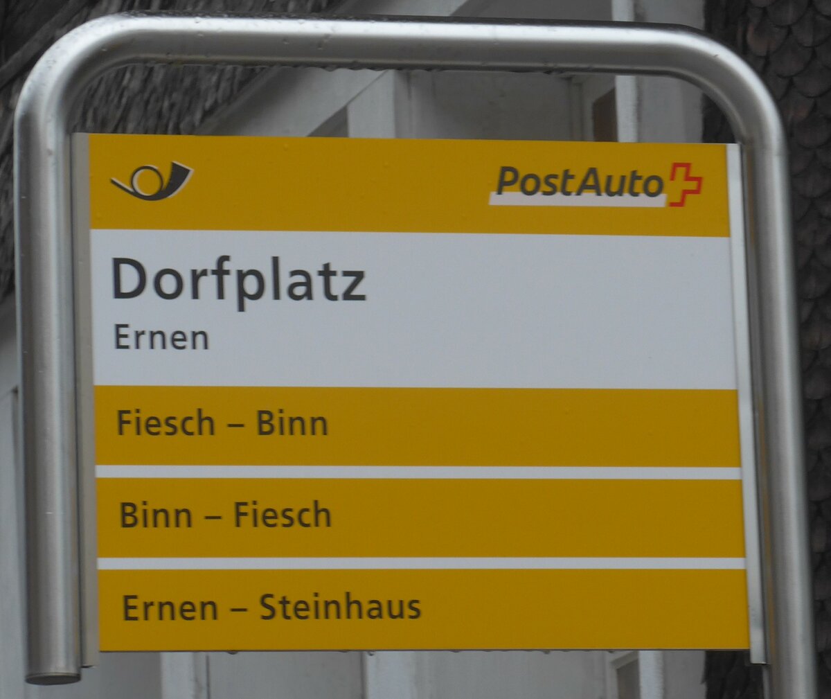 (216'631) - PostAuto-Haltestellenschild - Ernen, Dorfplatz - am 2. Mai 2020