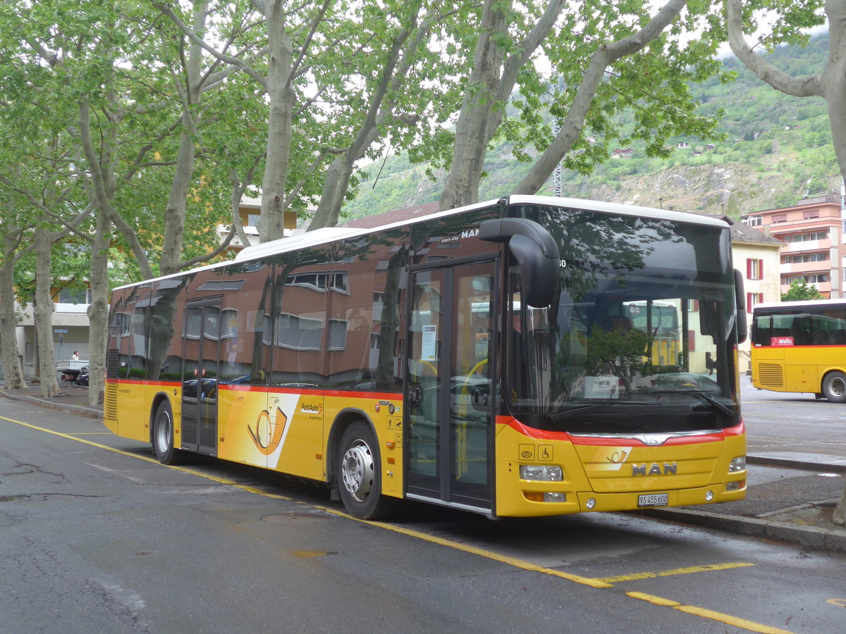 (216'662) - PostAuto Wallis - VS 455'600 - MAN am 2. Mai 2020 in Brig, Garage