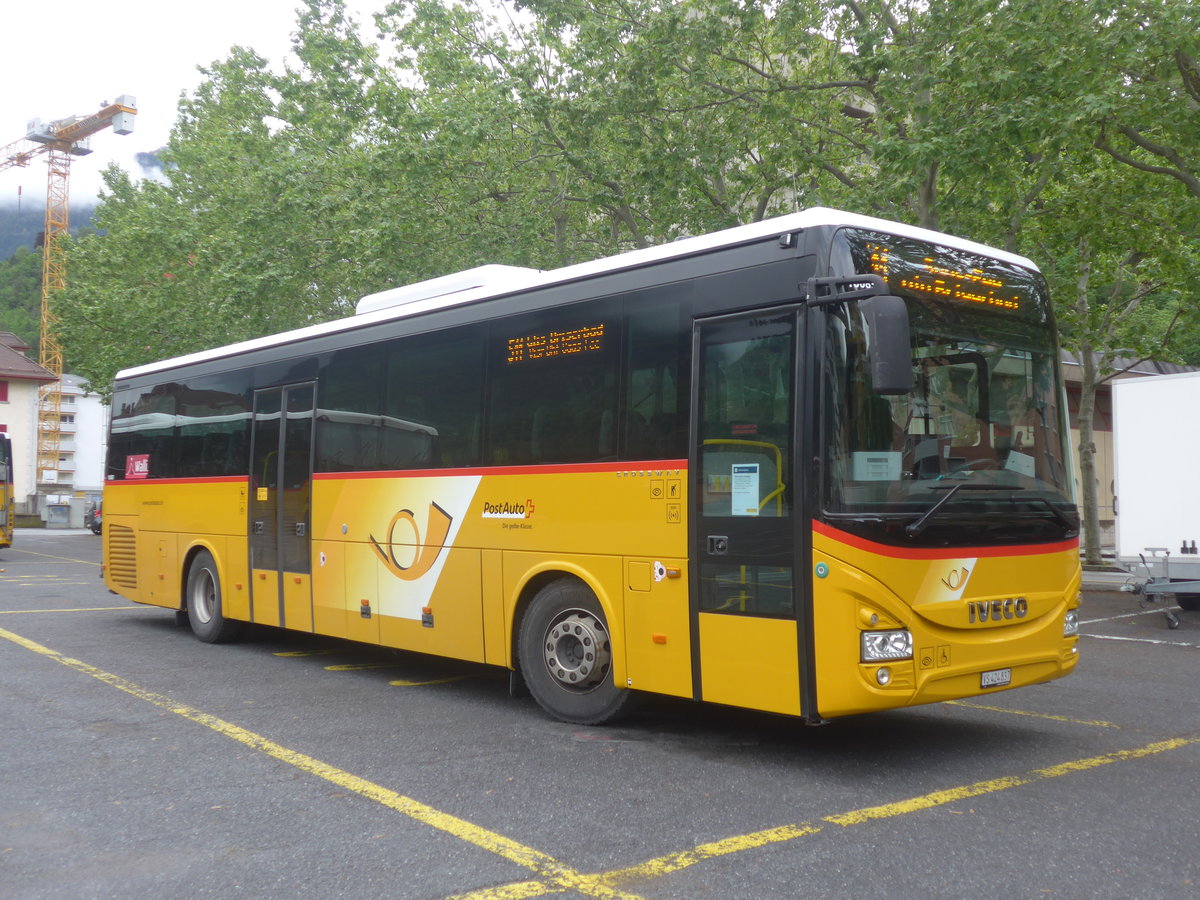 (216'663) - PostAuto Wallis - VS 424'837 - Iveco am 2. Mai 2020 in Brig, Garage