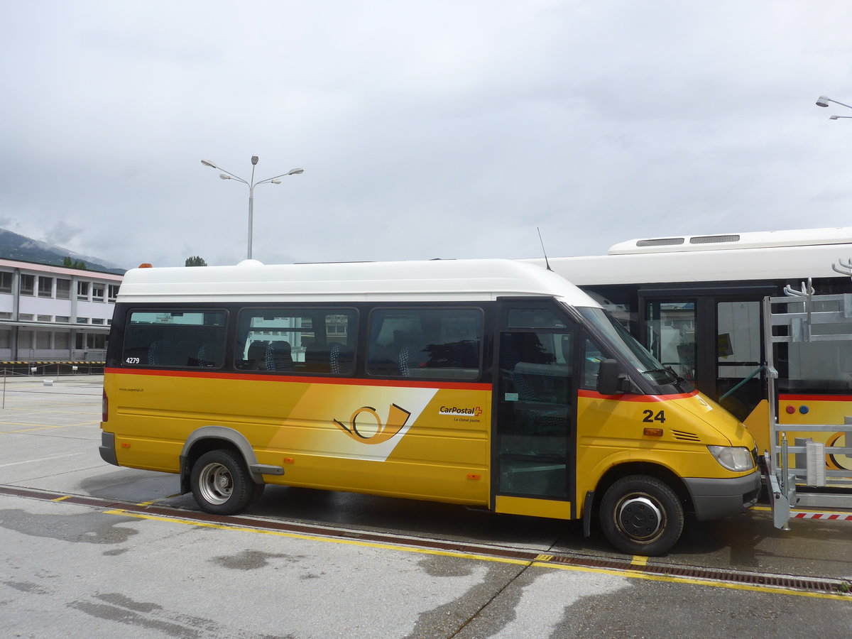 (216'684) - PostAuto Wallis - Nr. 24/VS 317'837 - Mercedes am 2. Mai 2020 in Sion, Garage