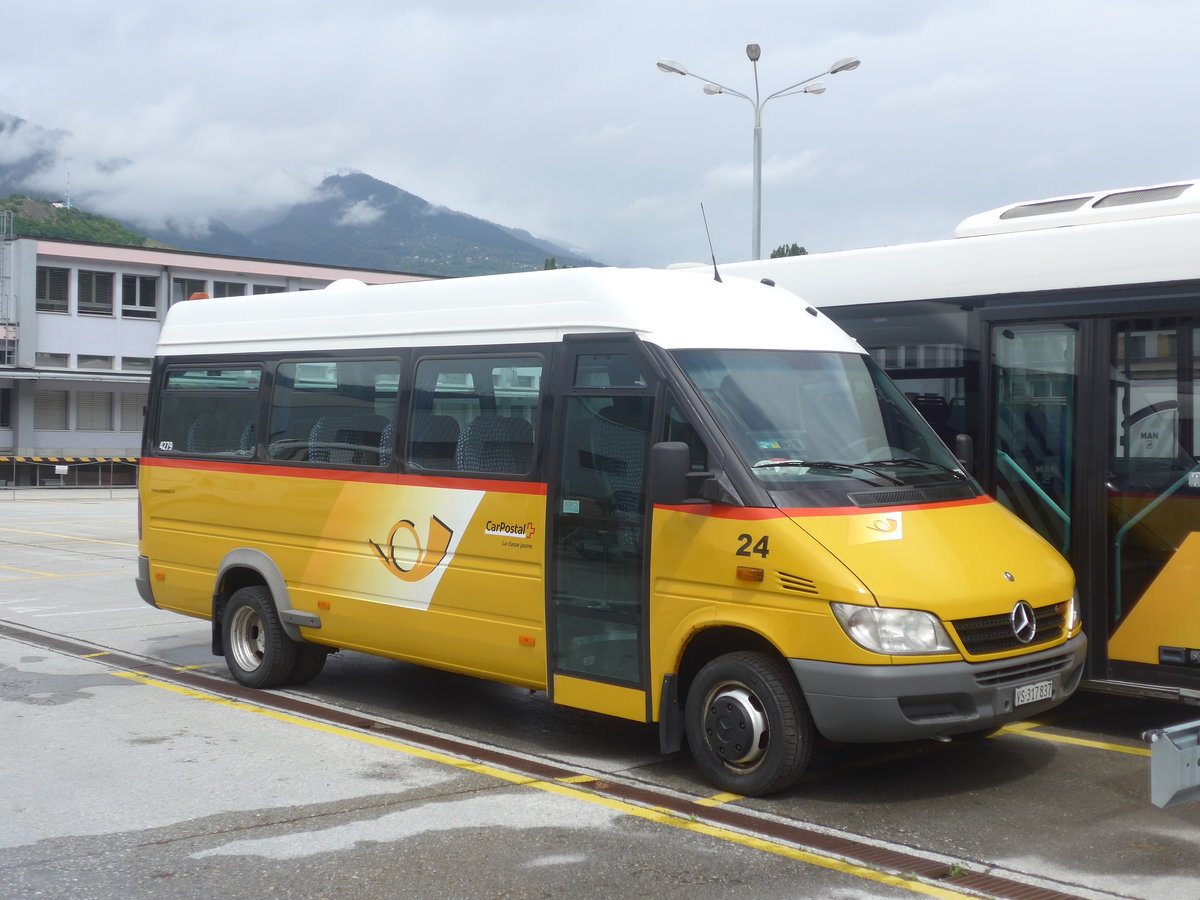 (216'690) - PostAuto Wallis - Nr. 24/VS 317'837 - Mercedes am 2. Mai 2020 in Sion, Garage