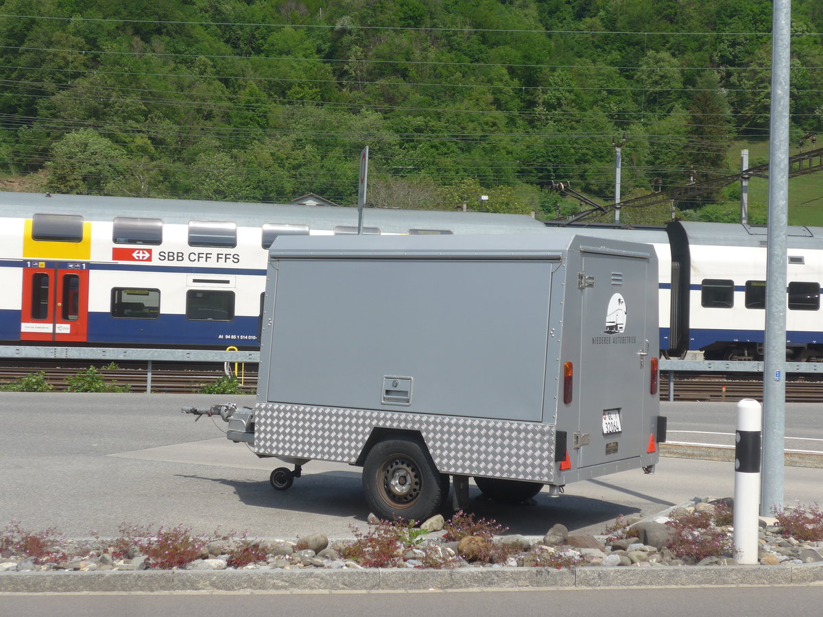 (216'855) - Niederer, Filzbach - GL 32'064 - Zbinden Gepckanhnger (ex P 31'228) am 9. Mai 2020 beim Bahnhof Ziegelbrcke