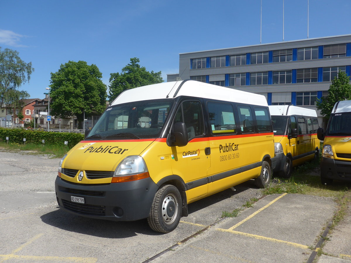 (216'978) - CarPostal Ouest - VD 298'799 - Renault am 10. Mai 2020 in Yverdon, Garage