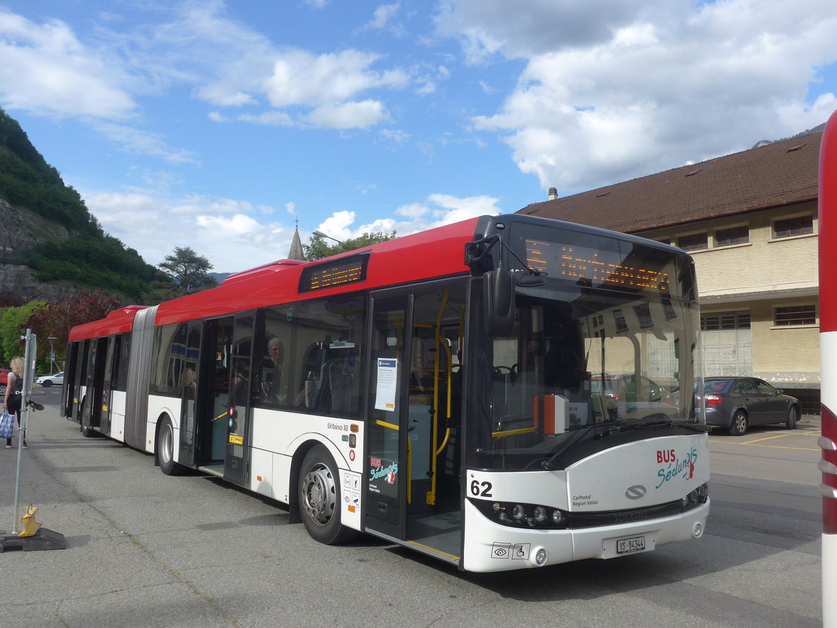 (217'003) - PostAuto Wallis - Nr. 62/VS 84'344 - Solaris am 10. Mai 2020 beim Bahnhof St-Maurice