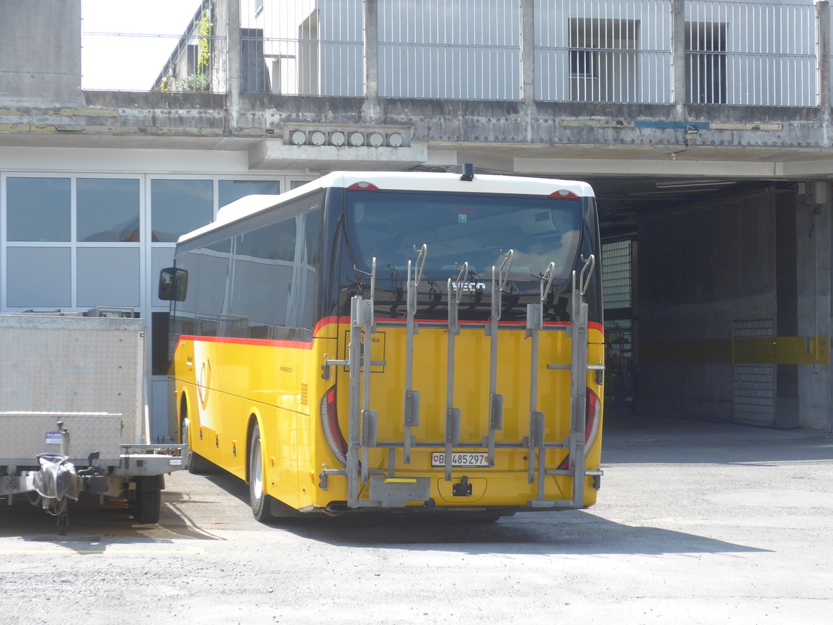 (217'050) - PostAuto Bern - BE 485'297 - Iveco am 17. Mai 2020 in Sarnen, Garage