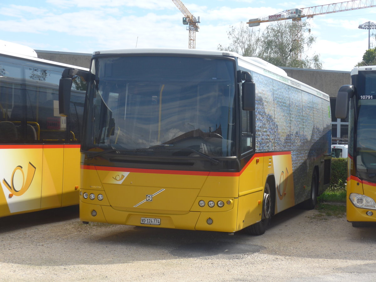 (217'818) - CarPostal Ouest - VD 124'774 - Volvo am 13. Juni 2020 in Yverdon, Garage