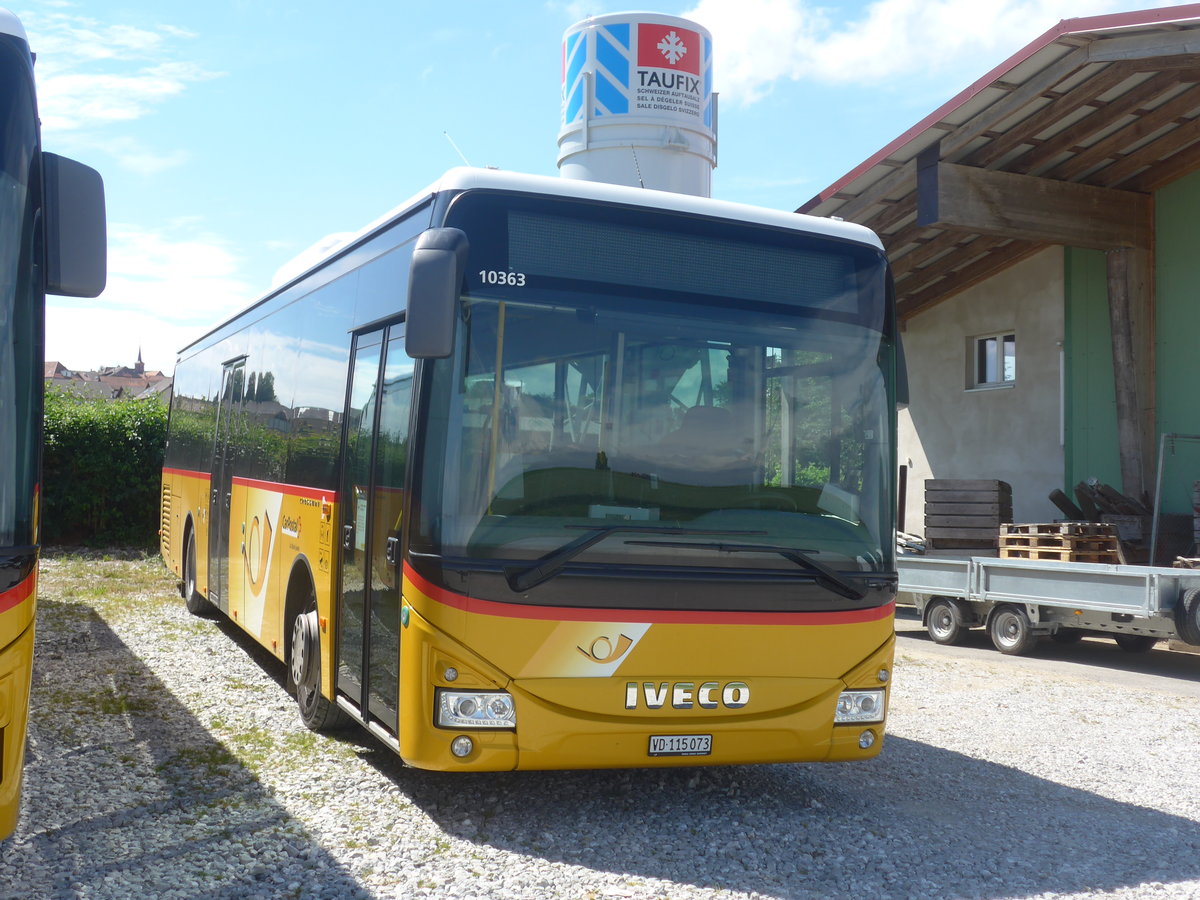 (217'842) - CarPostal Ouest - VD 115'073 - Iveco am 13. Juni 2020 in Thierrens, Feuerwehr