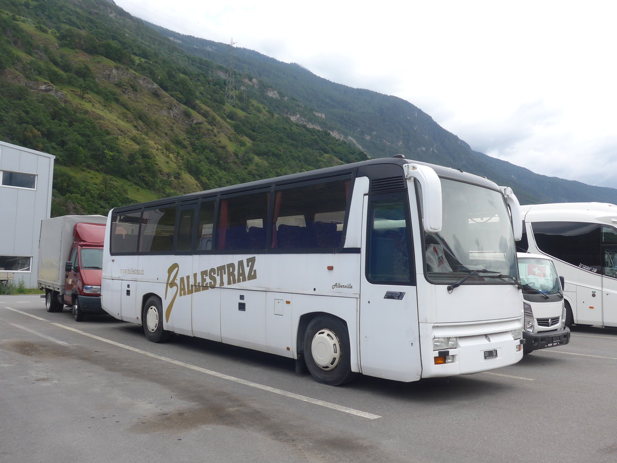 (217'895) - Ballestraz, Grne - Renault am 13. Juni 2020 in Saxon, Garage Visa