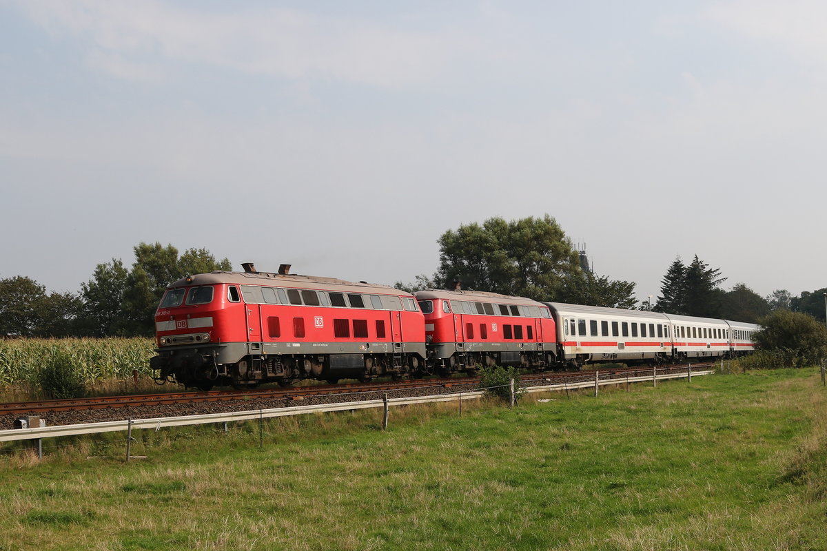 218 315 und 218 321 mit einem IC am 28. August 2019 bei Risum-Lindholm.