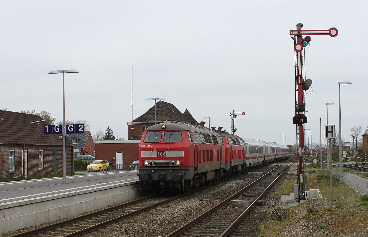 218 319-2 mit einer weiteren 218 bei der Einfahrt mit dem IC 2315 in Niebüll (24.04.2014)