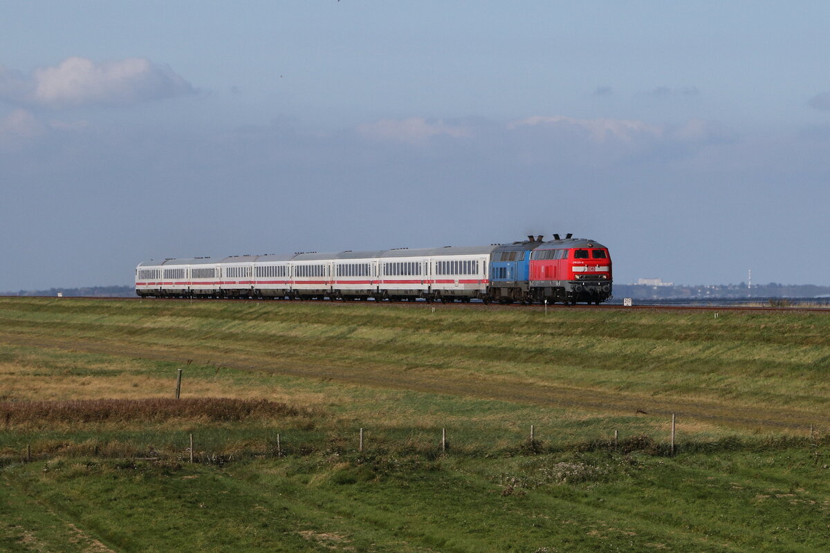 218 321 und 218 054 mit einem  IC  am 15. September 2023 bei Klanxbll.