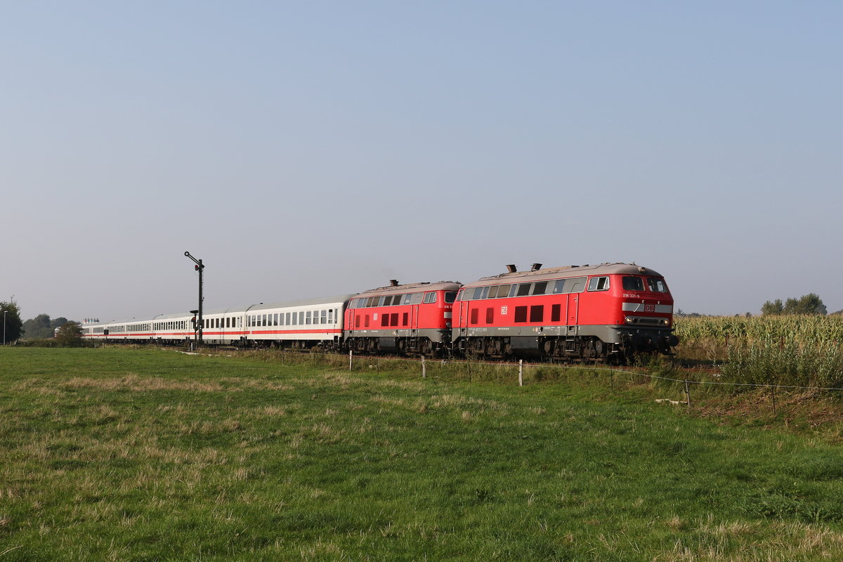 218 321 und 218 315 mit einem IC aus Sylt kommend am 28. August 2019 kurz vor Risum-Lindholm.