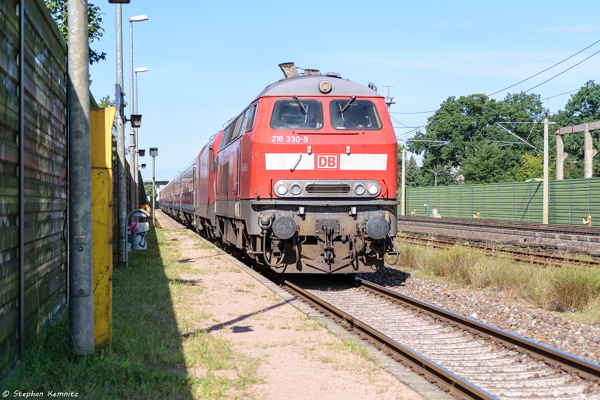 218 330-9 mit der Wagenlok 182 021-6 und dem IRE 18447  Berlin-Hamburg-Express  von Hamburg Hbf nach Berlin Ostbahnhof in Großwudicke. 31.07.2017