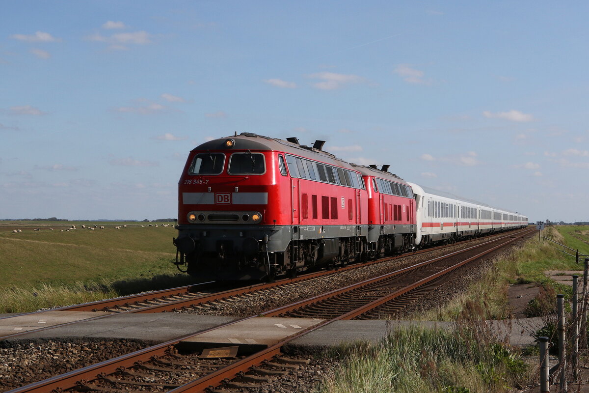 218 345 und 218 397 waren am 15. September 2023 mit einem  IC  bei Klanxbll in Richtung Sylt unterwegs.