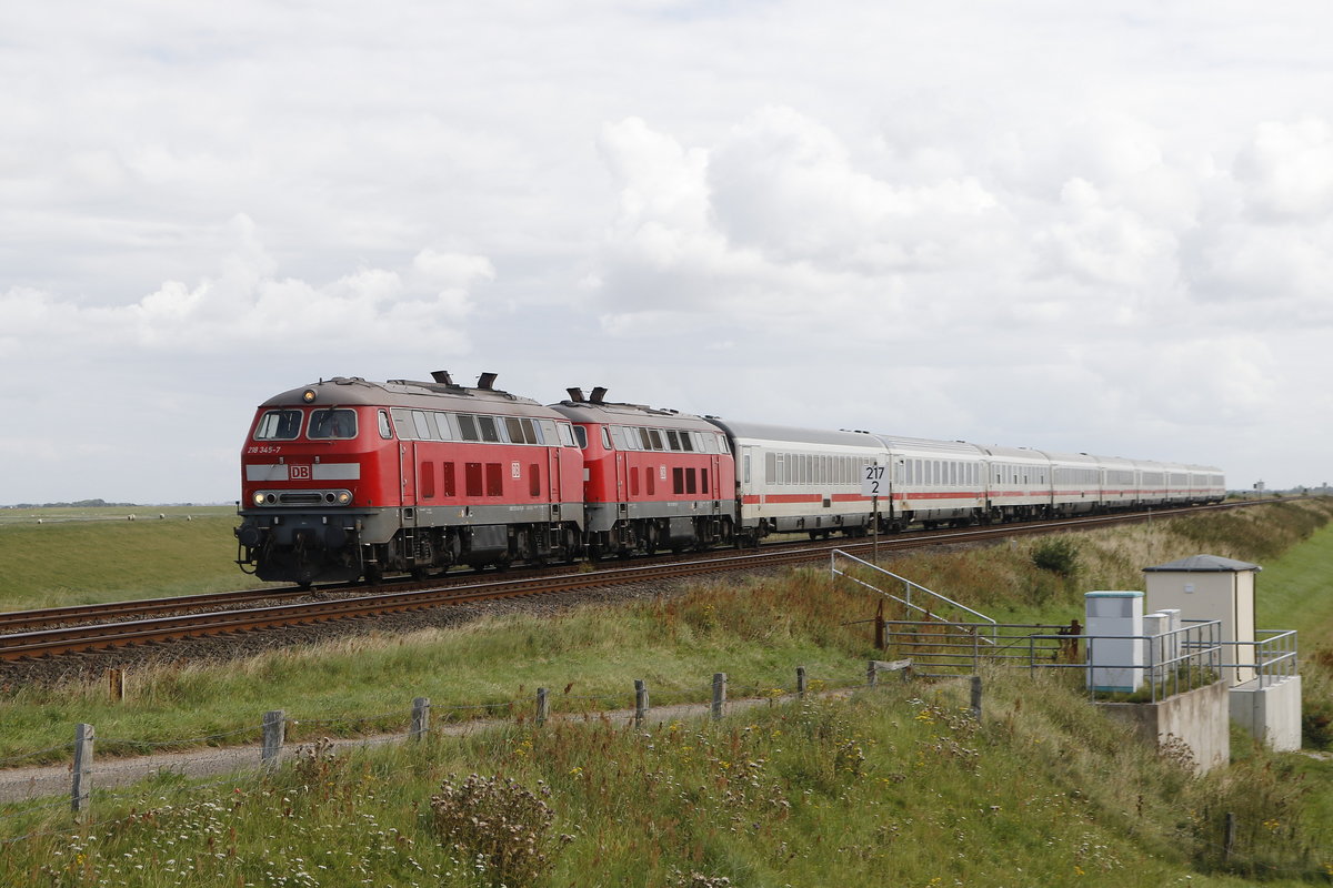 218 345 und 218 xxx befrdern am 13. August 2017 einen IC nach Westerland/Sylt. Aufgenommen am Hindenburgdamm bei Klanxbll.