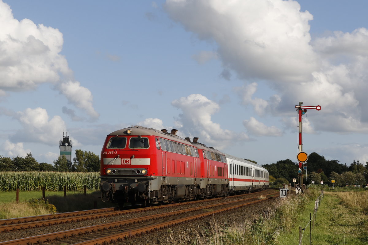 218 385-3 und 218 xxx waren am 13. August 2017 bei Risum-Lindholm mit einem IC in Richtung Westerland/Sylt unterwegs.