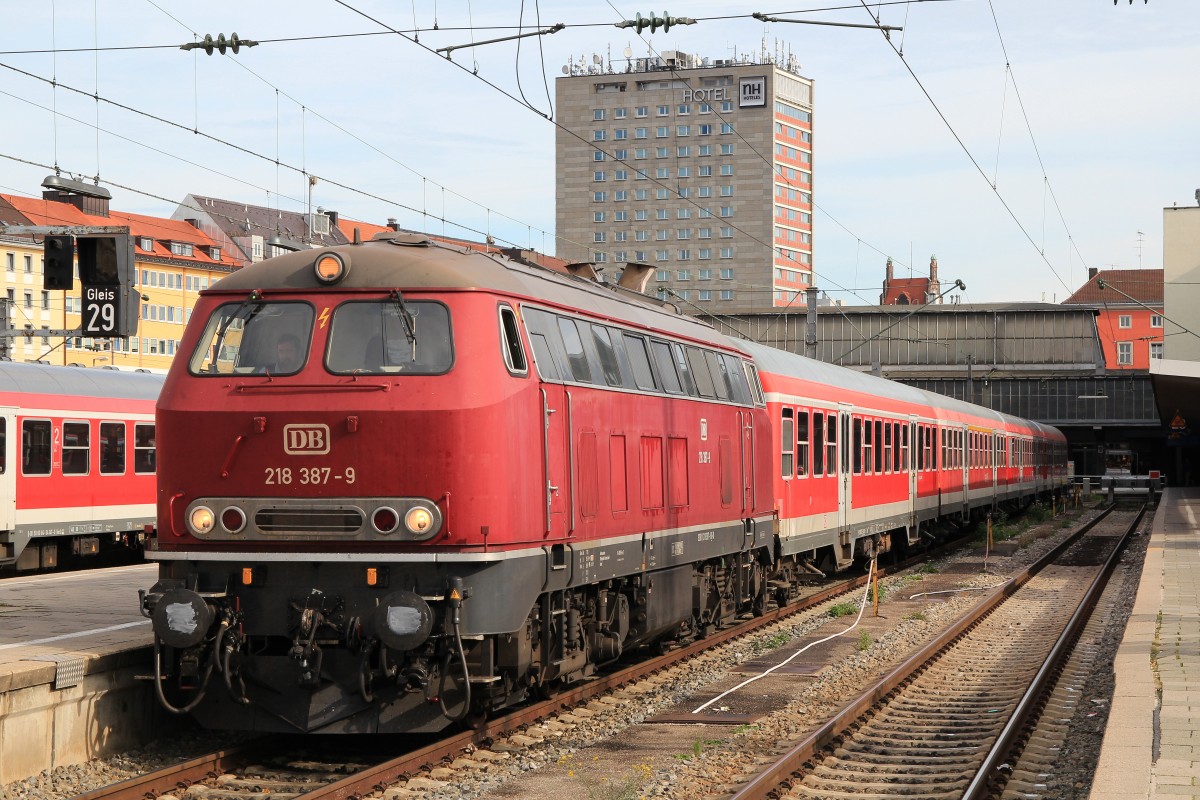 218 387-9 am 21. Oktober 2013 im Aussenbereich des Mnchner Hauptbahnhof.