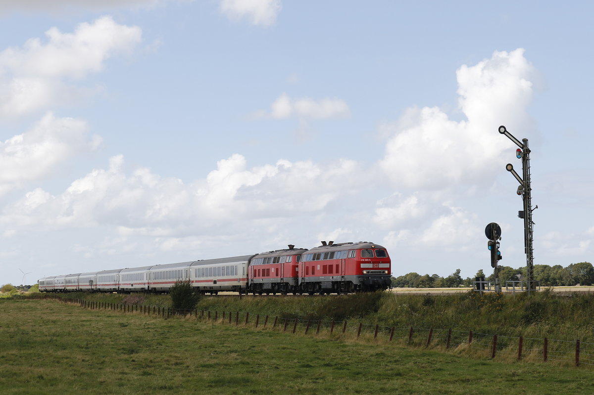 218 389 und 218 345 mit einen IC von Sylt kommend. Aufgenommen bei Lehnshallig.