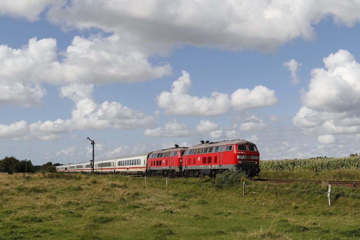 218 389-5 und 218 xxx mit einem IC aus Sylt kommend am 13. August 2017 bei Risum-Lindholm.