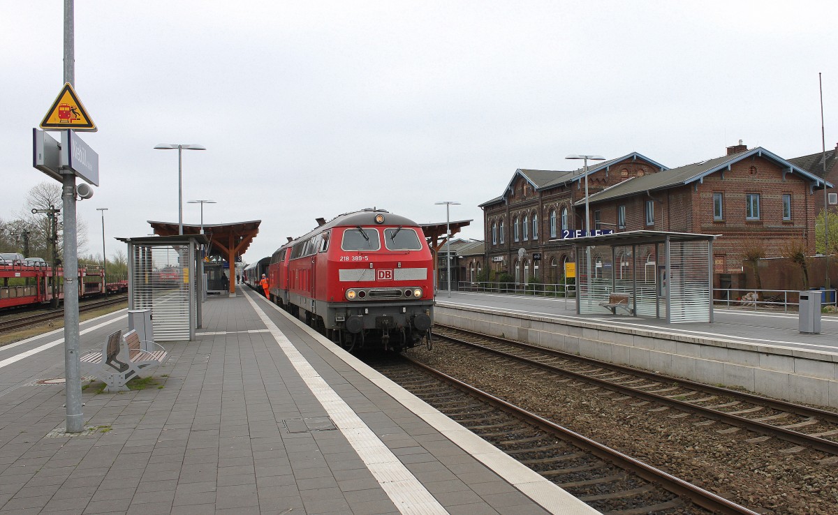 218 389-5 kuppelt grad wieder an den IC nach Westerland an (Niebüll, 24.04.2014)