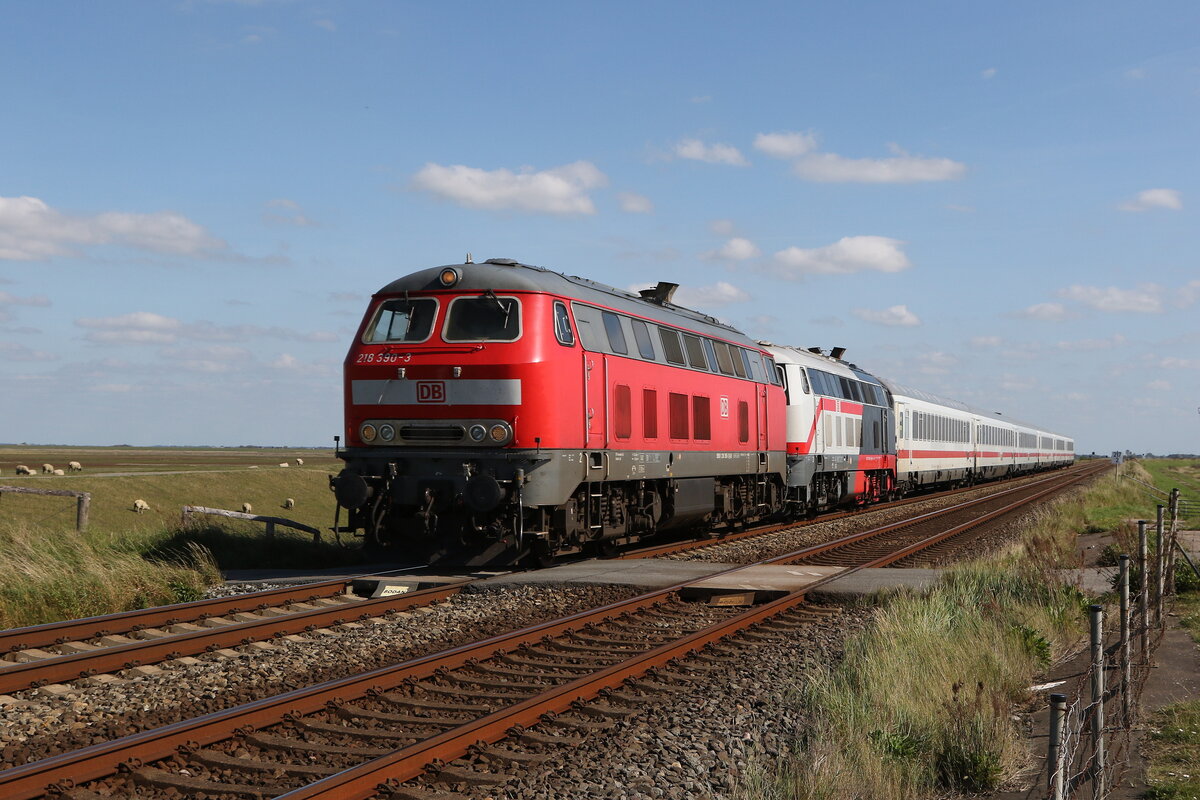 218 390 und 218 497 waren am 15. September 2023 mit einem  IC  bei Klanxbll in Richtung Sylt unterwegs.