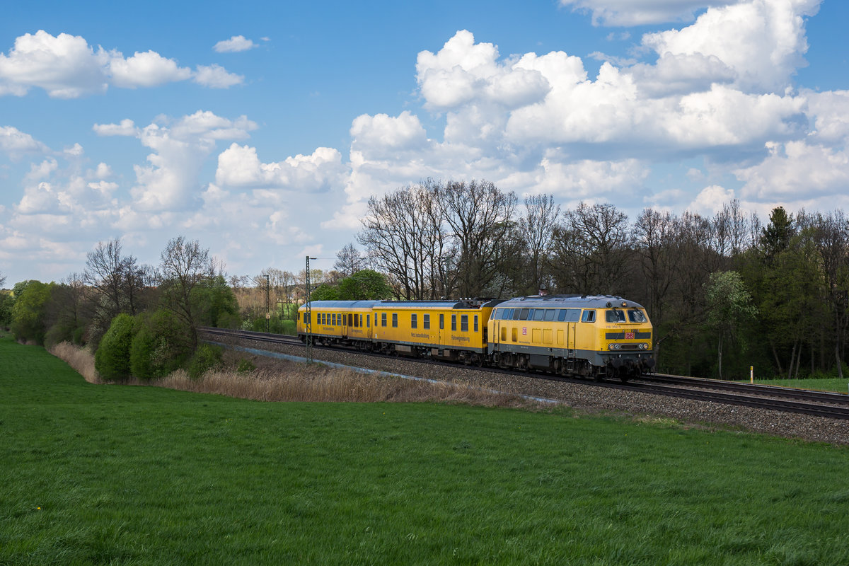 218 392 mit einem Fahrweg-Messzug am 10. April 2017 bei Hilperting.