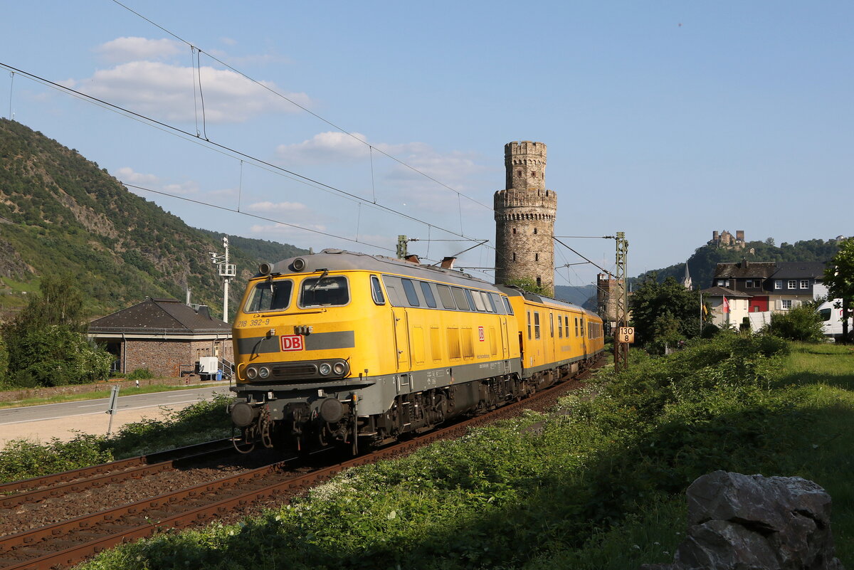 218 392 mit zwei Messwagen am 20. Juli 2021 bei Oberwesel am Rhein.