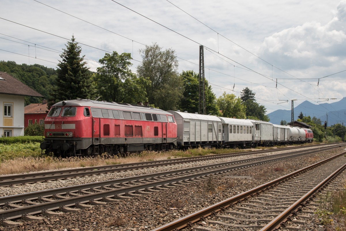 218 400 am Ende eines Unkrautspritzzuges am 26. Juni 2015 im Bahnhof von Prien am Chiemsee.