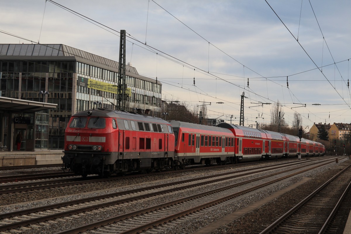 218 402-6 schiebend an einem Regionalzug am 3. Januar 2014 in Mnchen-Heimeranplatz.