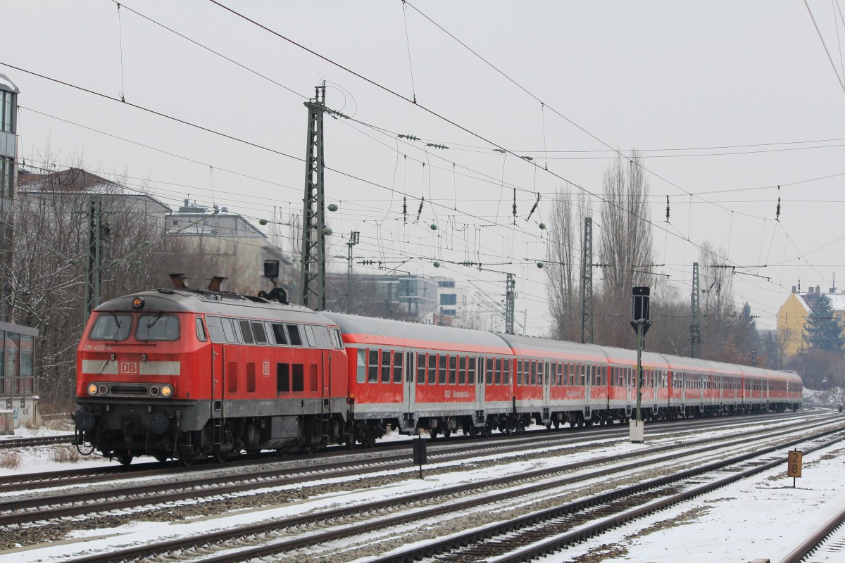 218 403-4 durchfhrt am 27. Mrz 2013 auf dem Weg zum Mnchner Hauptbahnhof gerade Mnchen-Heimeranplatz.