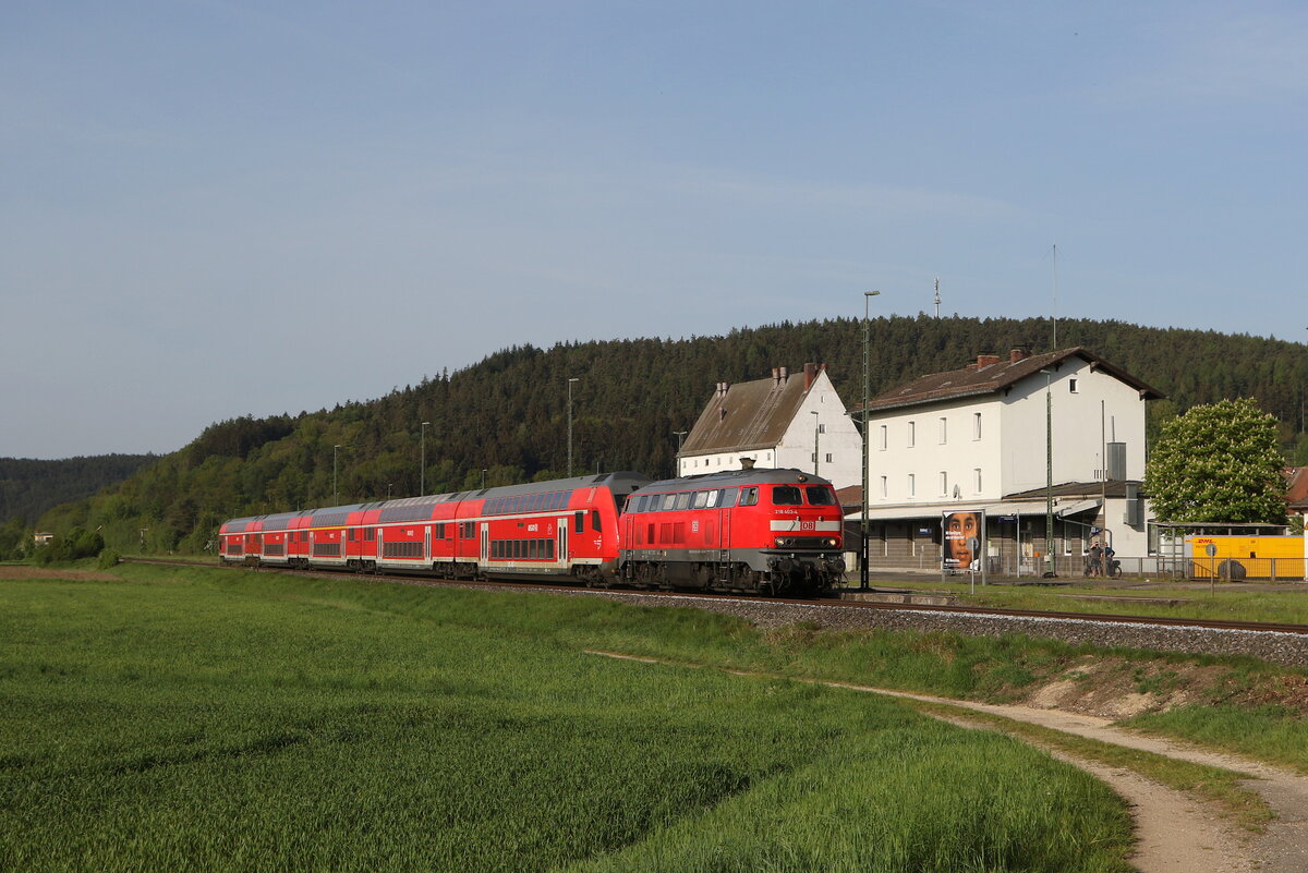 218 403 bei der Einfahrt in Nabburg am 1. Mai 2024.