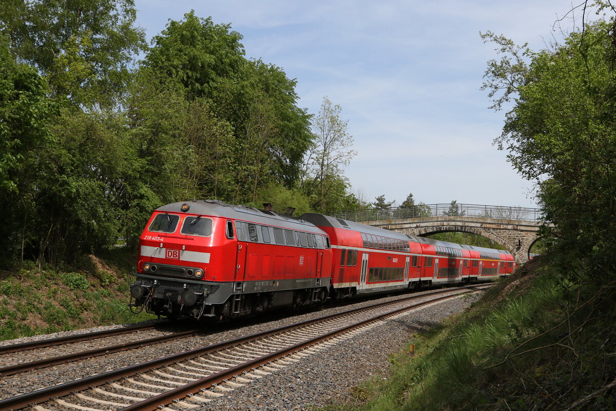 218 403 war am 1. Mai 2024 bei Pirkensee in Richtung Regensburg unterwegs.