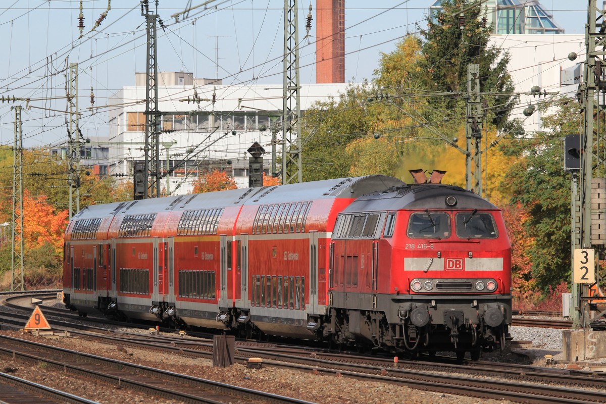 218 416-6 am Ende eines Regionalzuges auf dem Weg zum Mnchner Hauptbahnhof am 21. Oktober 20123 in Mnchen-Heimeranplatz.