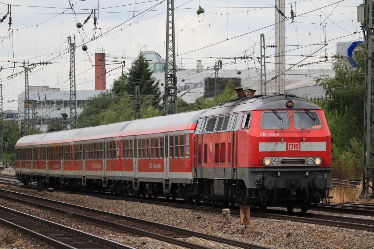 218 416-6 vom Mnchner Hauptbahnhof kommend am 26. August 2013 in Mnchen-Heimeranplatz.