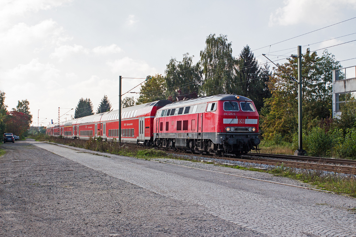 218 426-5 ist am 03.10.14 in Poing mit ihrem Doppelstockzug unterwegs nach Mühldorf.