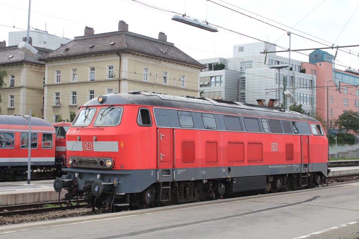 218 430-7 am 26. August 2013 im Aussenbereich des Mnchner Hauptbahnhofs.