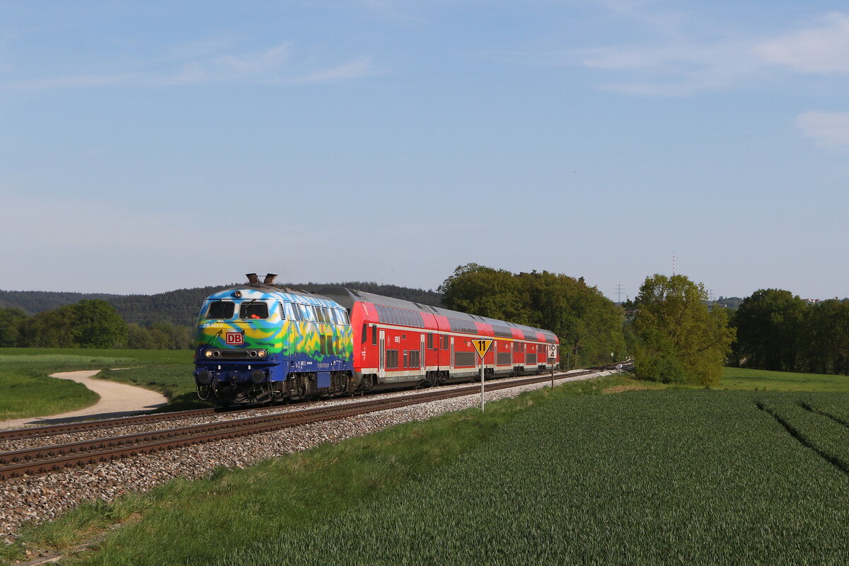 218 443 aus Regensburg kommend am 1. Mai 2024 bei Zeitlarn.