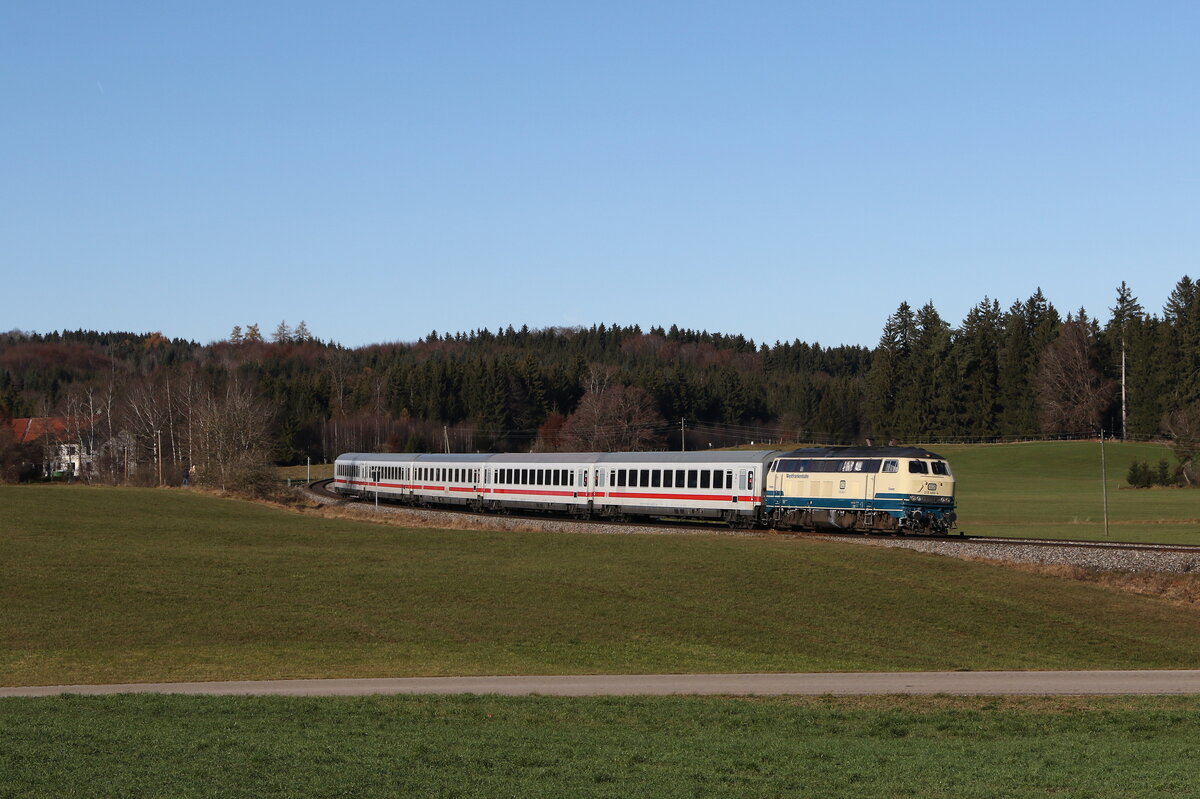 218 460  Conny  von der  Westfrankenbahn  war am 21. November 2021 mit dem  IC Nebelhorn  bei  Riedles  im Allgu in Richtung Augsburg unterwegs.