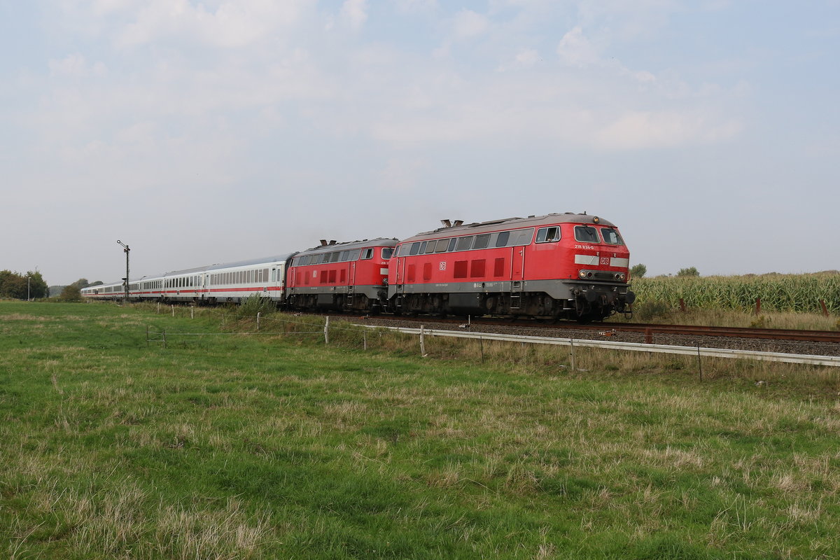 218 834 und 218 397 mit einem IC aus Sylt kommend am 28. August 2019 bei Risum-Lindholm.