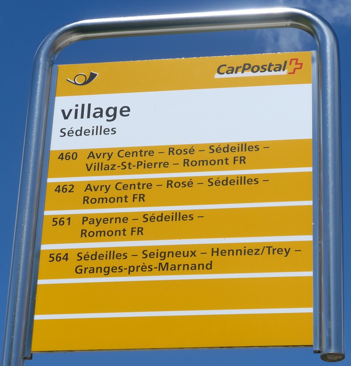 (219'011) - PostAuto-Haltestellenschild - Sdeilles, village - am 25. Juli 2020